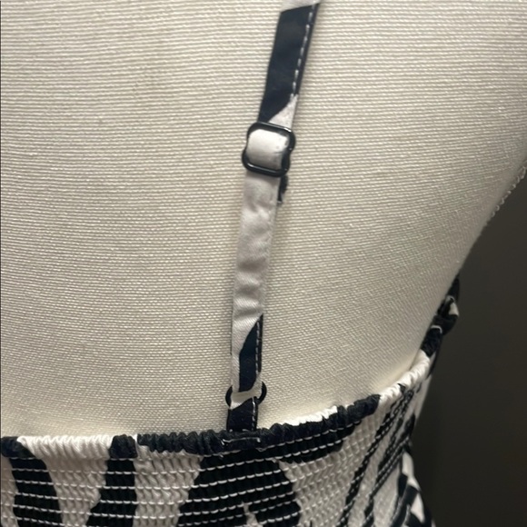 Free Asembly Black and White Floral Women's Top - Picture 6 of 8